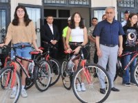 Zekeriya Güney'den Öğrencilere Bisiklet Hediyesi